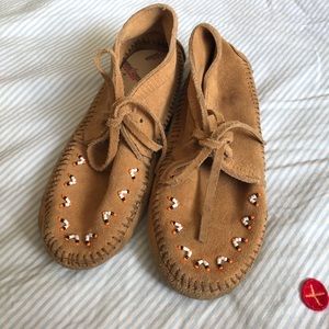 MINNETONKA | Kids Tan Leather Moccasins | Size 2